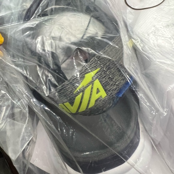 New gray Avia men’s sandals size 11 very comfortable - Picture 3 of 6